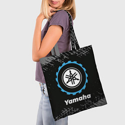 Сумка-шопер Yamaha в стиле Top Gear со следами шин на фоне, цвет: 3D-принт — фото 2