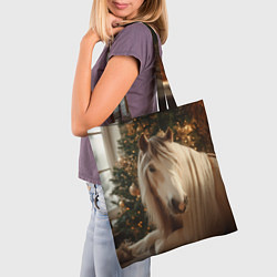 Сумка-шопер Белая лошадка лежит у новогодней елки, цвет: 3D-принт — фото 2