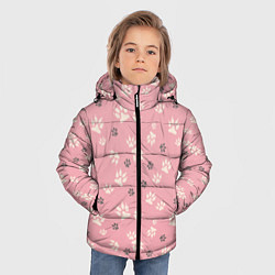 Куртка зимняя для мальчика Розовый принт лапки, цвет: 3D-черный — фото 2