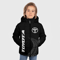 Куртка зимняя для мальчика Toyota speed на темном фоне со следами шин: надпис, цвет: 3D-черный — фото 2