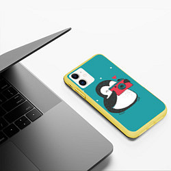 Чехол iPhone 11 матовый Пингвин с фотоаппаратом цвета 3D-желтый — фото 2