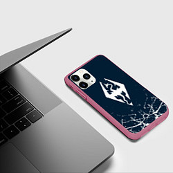 Чехол iPhone 11 Pro матовый THE ELDER SCROLLS SKYRIM ЭМБЛЕМА ДРАКОНА, цвет: 3D-малиновый — фото 2