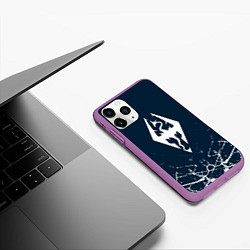 Чехол iPhone 11 Pro матовый THE ELDER SCROLLS SKYRIM ЭМБЛЕМА ДРАКОНА, цвет: 3D-фиолетовый — фото 2