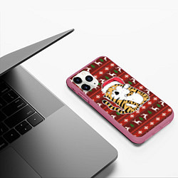 Чехол iPhone 11 Pro матовый Рождественский удивленный тигр, цвет: 3D-малиновый — фото 2