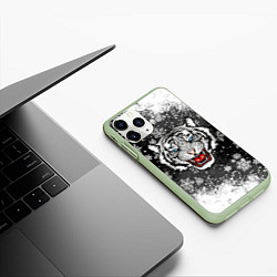Чехол iPhone 11 Pro матовый НОВОГОДНИЙ БЕЛЫЙ ТИГР 2022, цвет: 3D-салатовый — фото 2