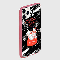 Чехол iPhone 11 Pro матовый Новогодние коты в подарочном мешке, цвет: 3D-малиновый — фото 2