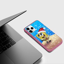 Чехол iPhone 11 Pro матовый НОВОГОДНИЙ ГУБКА БОБ КВАДРАТНЫЕ ШТАНЫ, цвет: 3D-малиновый — фото 2