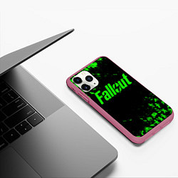 Чехол iPhone 11 Pro матовый FALLOUT ПУПСЫ ПАТТЕРН ЗЕЛЁНЫЙ ЯДЕРНАЯ ЗИМА, цвет: 3D-малиновый — фото 2