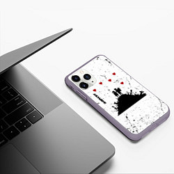 Чехол iPhone 11 Pro матовый Banksy мальчик и девочка на горе оружия, цвет: 3D-серый — фото 2