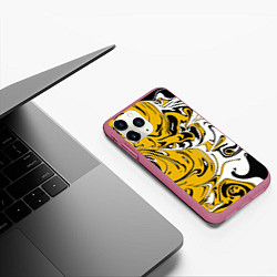 Чехол iPhone 11 Pro матовый Черно-желтые разводы, цвет: 3D-малиновый — фото 2