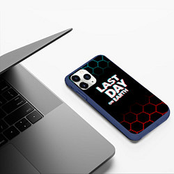 Чехол iPhone 11 Pro матовый The last of us - соты, цвет: 3D-тёмно-синий — фото 2