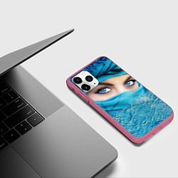 Чехол iPhone 11 Pro матовый Синеглазая девушка в хиджабе, цвет: 3D-малиновый — фото 2