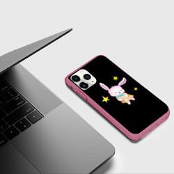 Чехол iPhone 11 Pro матовый Крольчонок танцует со звёздами на чёрном фоне, цвет: 3D-малиновый — фото 2