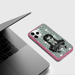 Чехол iPhone 11 Pro матовый Уэнсдэй на фоне черепков, цвет: 3D-малиновый — фото 2