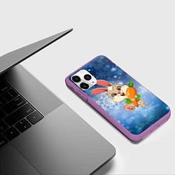 Чехол iPhone 11 Pro матовый Зайчик с большой морковкой, цвет: 3D-фиолетовый — фото 2