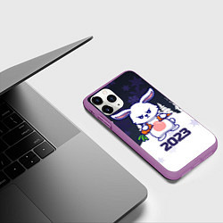 Чехол iPhone 11 Pro матовый Зайчик ломает морковку 2023, цвет: 3D-фиолетовый — фото 2