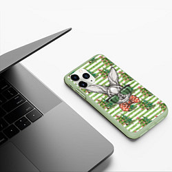 Чехол iPhone 11 Pro матовый Кролик в очках на фоне елок, цвет: 3D-салатовый — фото 2