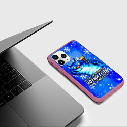 Чехол iPhone 11 Pro матовый Котик - не пора ли начинать Новый год нам отмечать, цвет: 3D-малиновый — фото 2