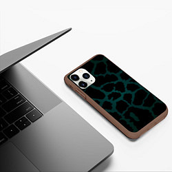 Чехол iPhone 11 Pro матовый Чёрно-тёмно-зелёный пятнистый паттерн, цвет: 3D-коричневый — фото 2