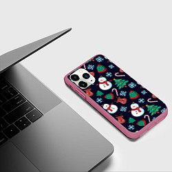 Чехол iPhone 11 Pro матовый Снеговички с рождественскими оленями и елками, цвет: 3D-малиновый — фото 2