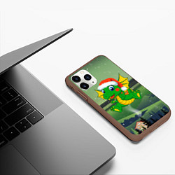 Чехол iPhone 11 Pro матовый Зеленый дракончик 2024, цвет: 3D-коричневый — фото 2