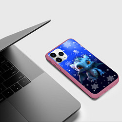 Чехол iPhone 11 Pro матовый Малыш дракон, цвет: 3D-малиновый — фото 2