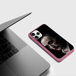 Чехол iPhone 11 Pro матовый Джон Крамер пила в гриме куклы, цвет: 3D-малиновый — фото 2