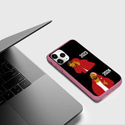 Чехол iPhone 11 Pro матовый Дрейк 2023-2024, цвет: 3D-малиновый — фото 2