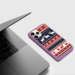 Чехол iPhone 11 Pro матовый Олени белые и красные свитер новогодний, цвет: 3D-фиолетовый — фото 2