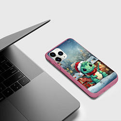 Чехол iPhone 11 Pro матовый Милый маленький дракон новогодний на фоне домов, цвет: 3D-малиновый — фото 2