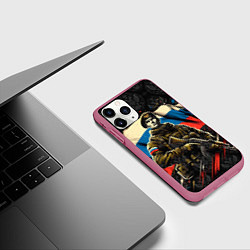 Чехол iPhone 11 Pro матовый Русский солдат на фоне флага России, цвет: 3D-малиновый — фото 2