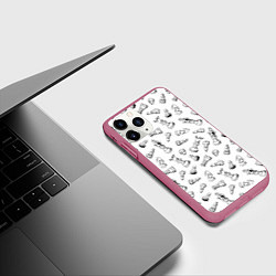 Чехол iPhone 11 Pro матовый Много шахматных фигур на белом паттерны, цвет: 3D-малиновый — фото 2