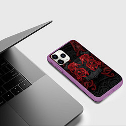 Чехол iPhone 11 Pro матовый Кельтские узоры - волки и топоры, цвет: 3D-фиолетовый — фото 2