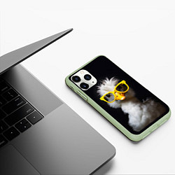 Чехол iPhone 11 Pro матовый Белый гусь в желтых очках на черном фоне, цвет: 3D-салатовый — фото 2