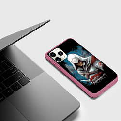 Чехол iPhone 11 Pro матовый Assassins creed белый костюм, цвет: 3D-малиновый — фото 2