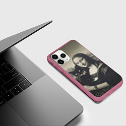 Чехол iPhone 11 Pro матовый Мона Лиза держит кота в черно белом цвете, цвет: 3D-малиновый — фото 2