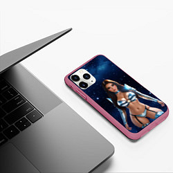 Чехол iPhone 11 Pro матовый Комическая девушка в блестящем костюме, цвет: 3D-малиновый — фото 2