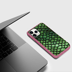 Чехол iPhone 11 Pro матовый Зеленые чешуйки, цвет: 3D-малиновый — фото 2