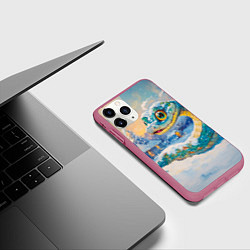 Чехол iPhone 11 Pro матовый Большая зеленая змея во дворе, цвет: 3D-малиновый — фото 2
