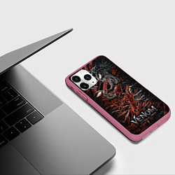 Чехол iPhone 11 Pro матовый Venom vs Carnage, цвет: 3D-малиновый — фото 2