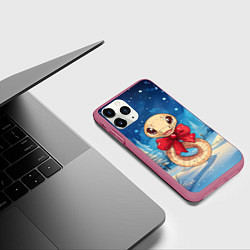 Чехол iPhone 11 Pro матовый Милая змейка с бантиком, цвет: 3D-малиновый — фото 2