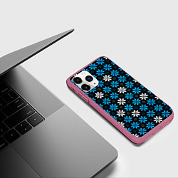 Чехол iPhone 11 Pro матовый Бело-голубые звёзды на чёрном фоне, цвет: 3D-малиновый — фото 2