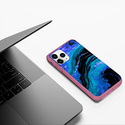 Чехол iPhone 11 Pro матовый Синие брызги на чёрном фоне, цвет: 3D-малиновый — фото 2