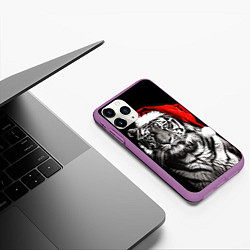 Чехол iPhone 11 Pro матовый Тигр в красном колпаке Деда Мороза, цвет: 3D-фиолетовый — фото 2