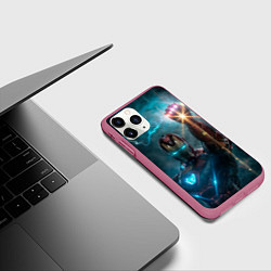 Чехол iPhone 11 Pro матовый Железный человек с перчаткой бесконечности, цвет: 3D-малиновый — фото 2