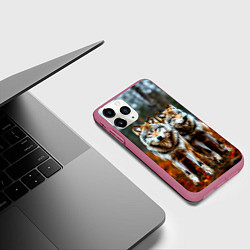 Чехол iPhone 11 Pro матовый Волки в осеннем лесу, цвет: 3D-малиновый — фото 2