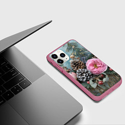 Чехол iPhone 11 Pro матовый Новогодние цветы и шишки, цвет: 3D-малиновый — фото 2