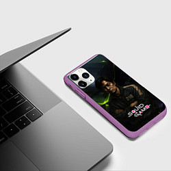 Чехол iPhone 11 Pro матовый Игра в кальмара - игрок 218 скрещивает руки, цвет: 3D-фиолетовый — фото 2