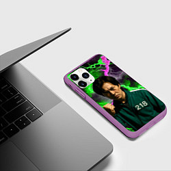 Чехол iPhone 11 Pro матовый Игра в кальмара - игрок 218 с кулаком, цвет: 3D-фиолетовый — фото 2
