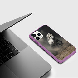 Чехол iPhone 11 Pro матовый Белая лошадь скачет по полю, цвет: 3D-фиолетовый — фото 2